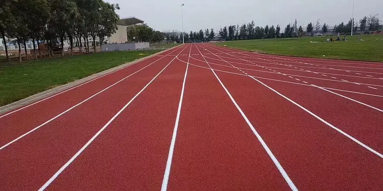 跑步愛好者速進！三種跑道對比，塑膠跑道為何拔得頭籌